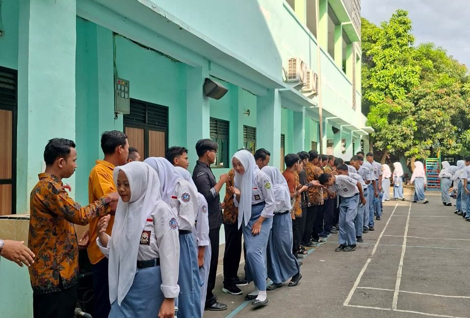 HBH-Guru-dan-Siswa-Bersalaman