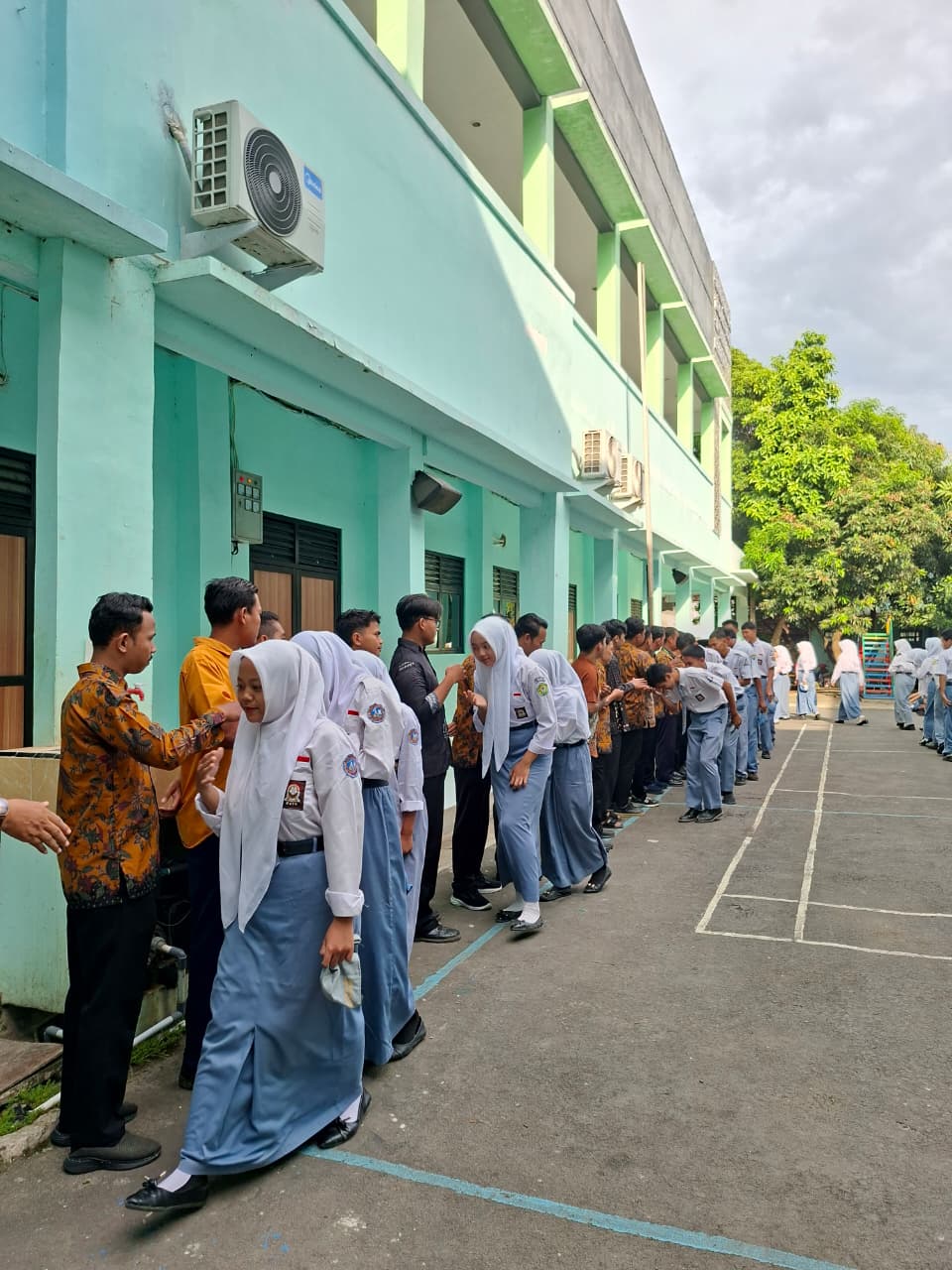 HBH-Guru-dan-Siswa-Bersalaman